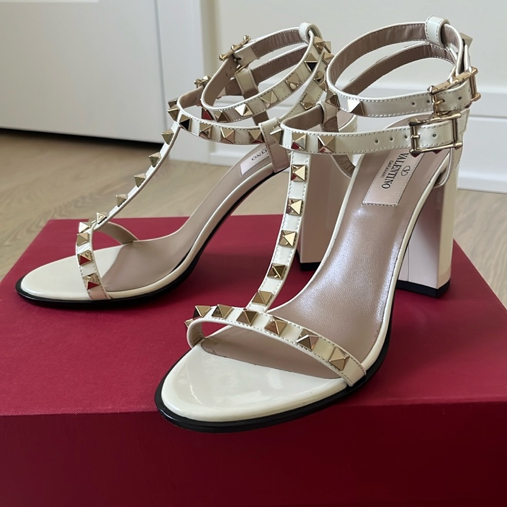 Authentic Valentino Rockstud Patent leather heels in ivory size 37.5.